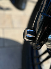 Lade das Bild in den Galerie-Viewer, Achsenabdeckung für Harley - Davidson Vorne